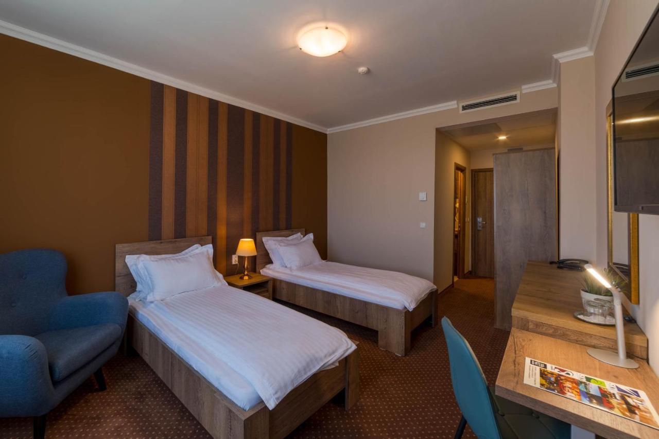 Sky Hotel Oradea Ngoại thất bức ảnh